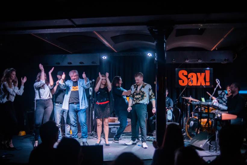 Mjuzikl “Mikrofoni – priča o pjevaču” društvenom kritikom i žestokom glazbom oduševio publiku u Saxu!