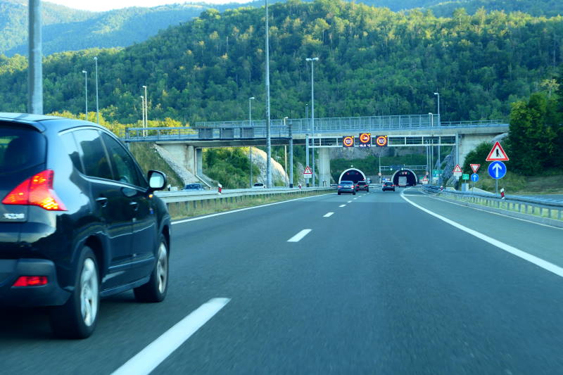 DA BI SRETNO STIGLI DO CILJA: Savjeti vozačima za sigurnu vožnju autocestama