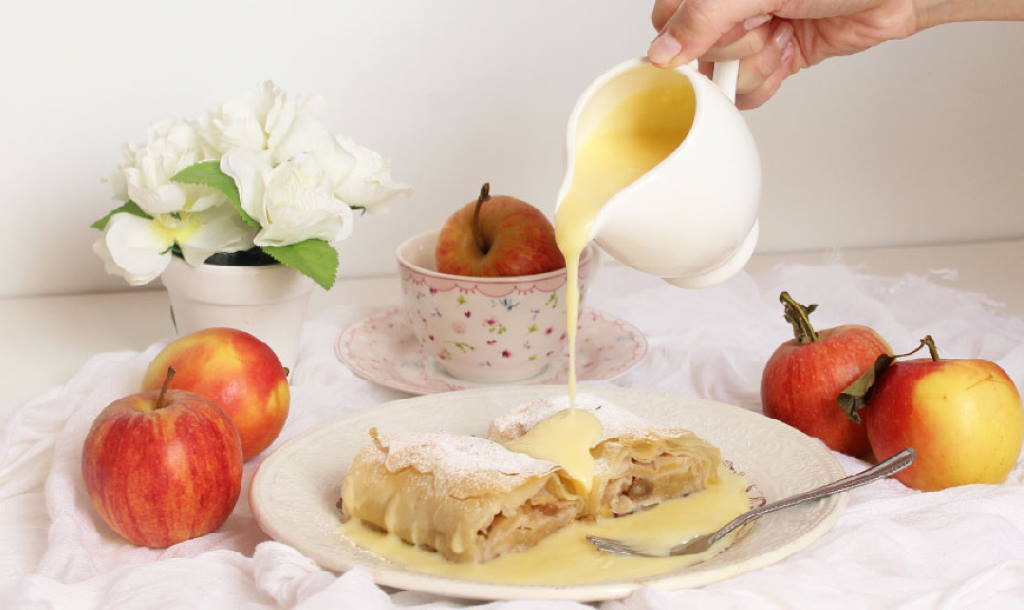 Štrudla s jabukama u umaku od vanilije - omiljeni kolač na malo drugačiji način