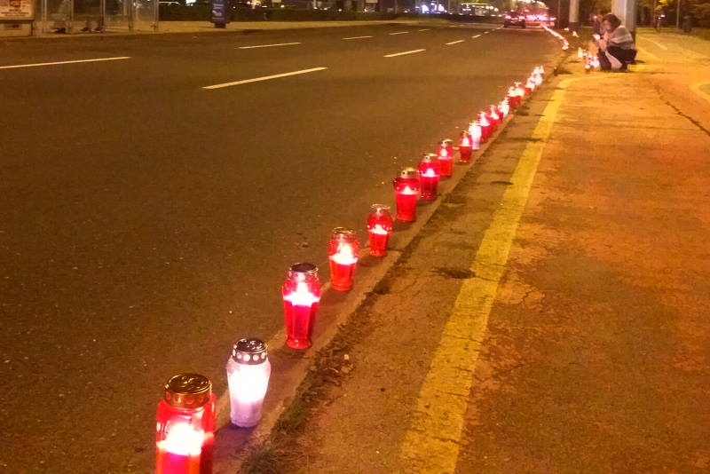 Duž Ulice grada Vukovara svijeće u znak sjećanja na žrtvu Vukovara i Škabrnje