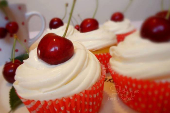 Cupcake s trešnjama i kremom od vanilije