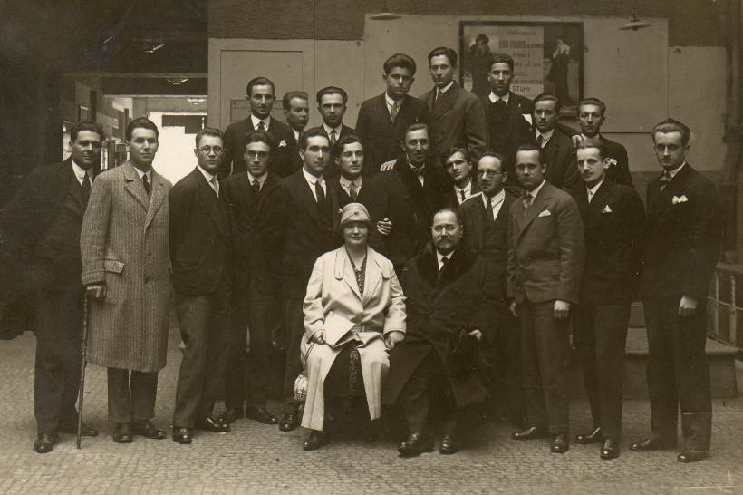 Supružnici Marija i Stjepan Radić s članovima Odbora akademskog kluba Matija Gubec u Pragu 1. travnja 1928.