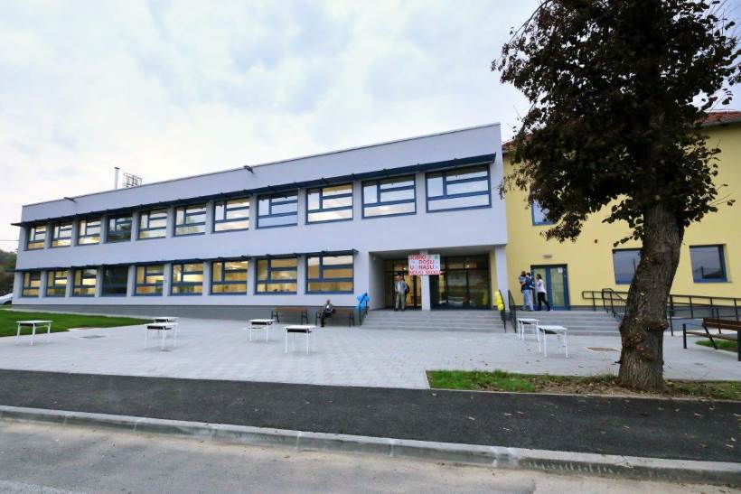 KUPLJENOVO: Otvorena dograđena osnovna škola, sa sportskim igralištem na krovu