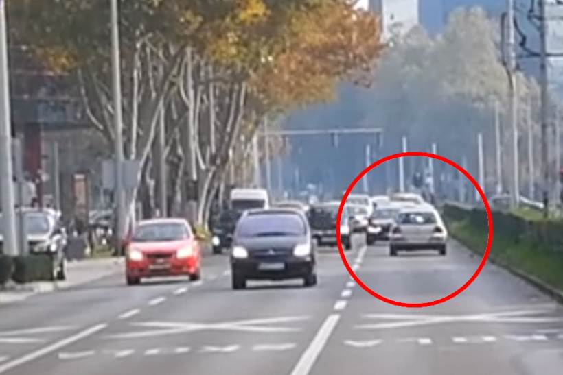 NEVJEROJATNO: Vozača se nasred Vukovarske okrenuo i nastavio voziti u suprotnom smjeru [VIDEO]