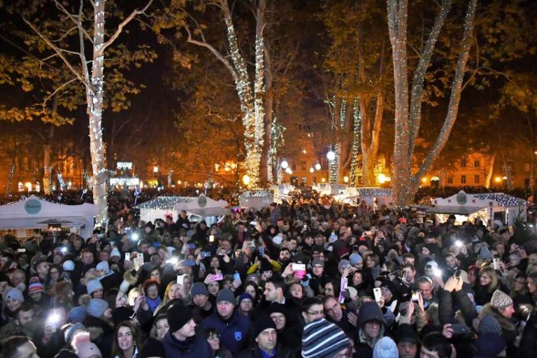 ADVENT U ZAGREBU: Zapaljena prva svijeća na Manduševcu, za građane otvorena vila na Prekrižju