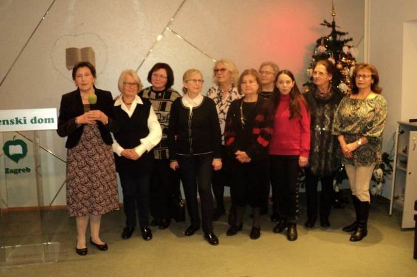 SLOVENSKI DOM: Članice kreativne radionice Šopek priredile zanimljivu božićnu izložbu