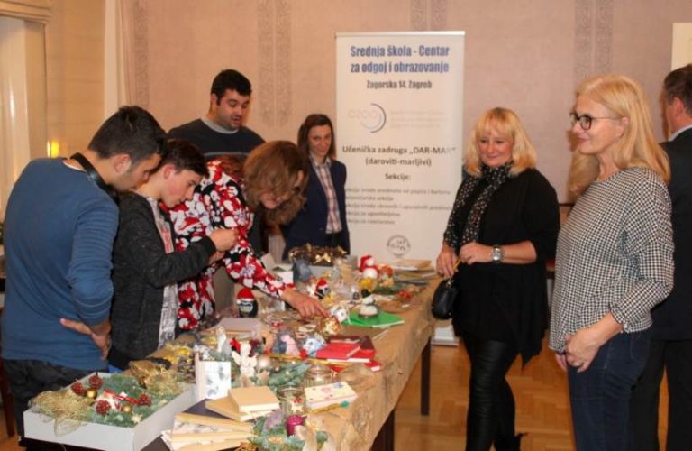 Udruga DAR-MAR u Napretkovom kulturnom centru održala humanitarnu prodaju božićnih ukrasa