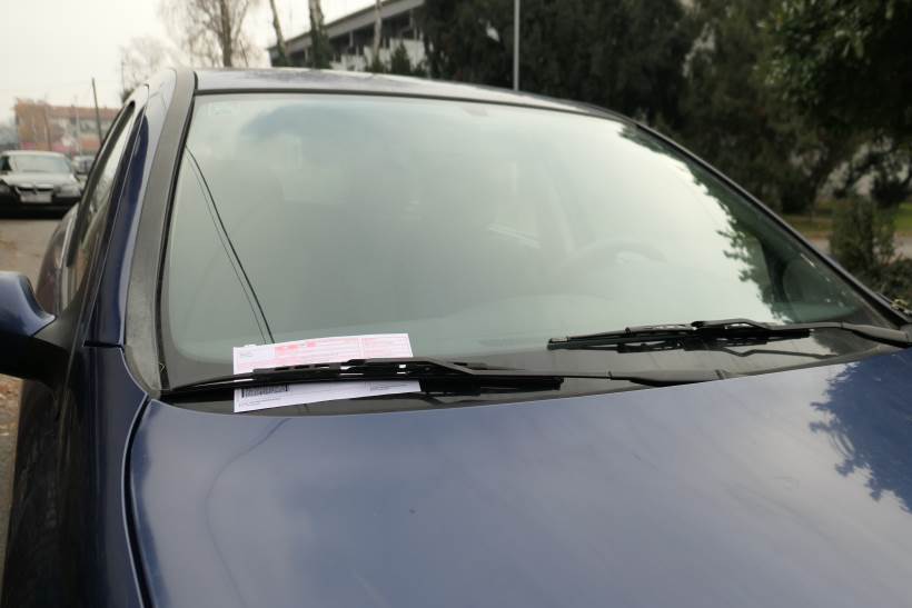 NE NASJEDAJTE! Prevaranti na vozila stavljaju lažne kazne za parkiranje