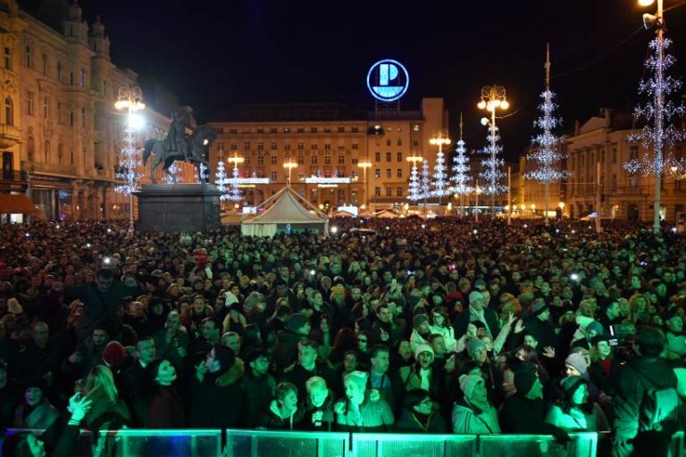 DOČEK NOVE GODINE: Tisuće Zagrepčana i turista zabavljalo se na Trgu bana Jelačića