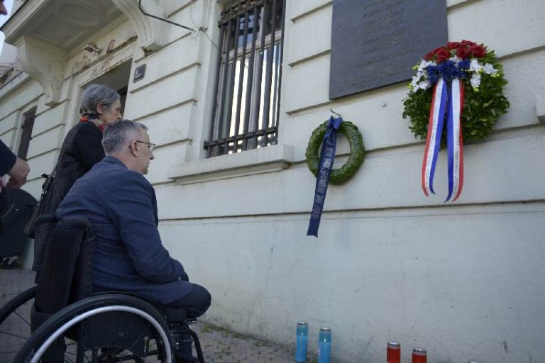 Položeni vijenci i upaljene svijeće u spomen na žrtve raketiranja Zagreba 1995. godine