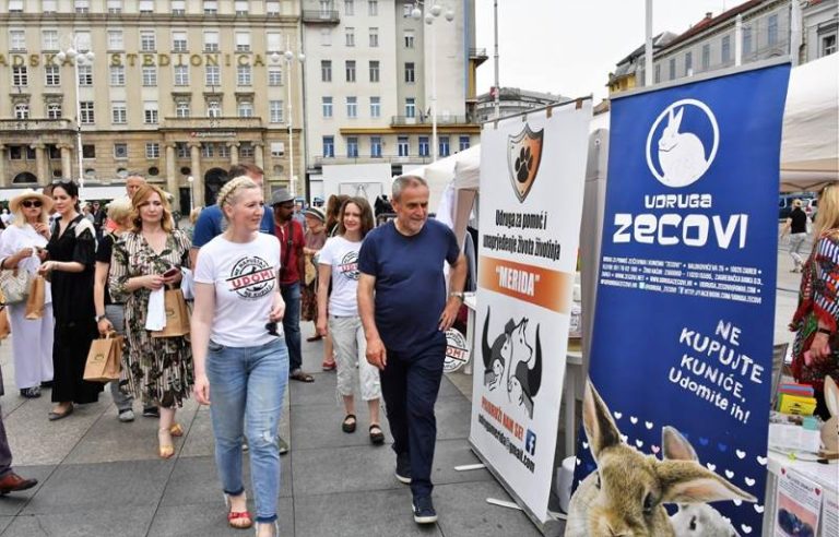 “LJUBAV SE NE KUPUJE”: Na Trgu bana Jelačića održana kampanju za udomljavanje životinja