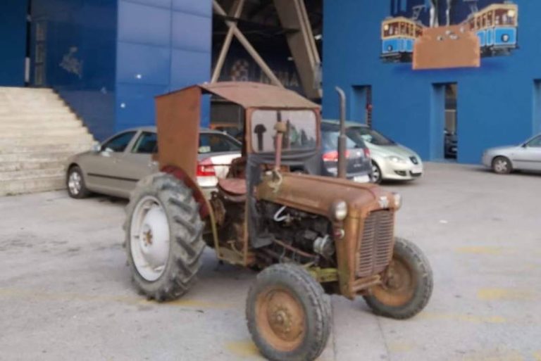 ODGOVOR DELIJAMA: Bad Blue Boysi parkirali traktor kod zapadne tribine stadiona Maksimir