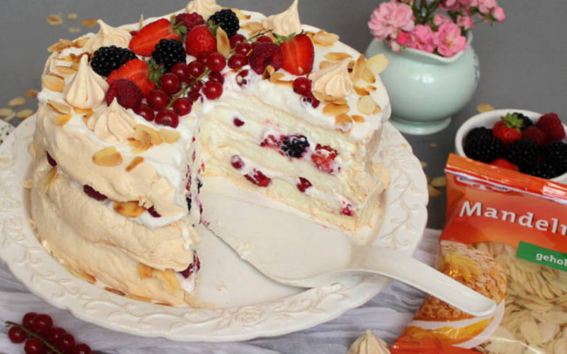 UKUSNA I NJEŽNA: Troslojna Pavlova torta s bobičastim voćem