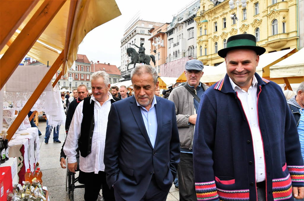 DANI SLAVONIJE U ZAGREBU: Na Trgu bana Jelačića 105 izlagača nudi autohtone proizvode