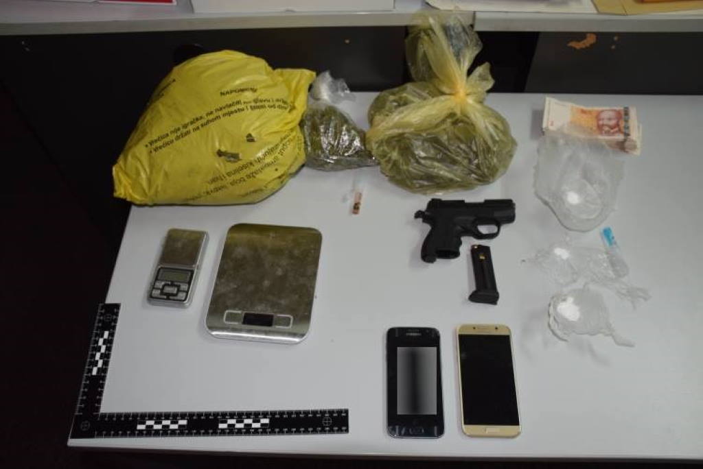 MLADIĆU (19) POLICIJA PRETRESLA STAN: Našli marihuanu, kokain, pištolj, streljivo, novac...