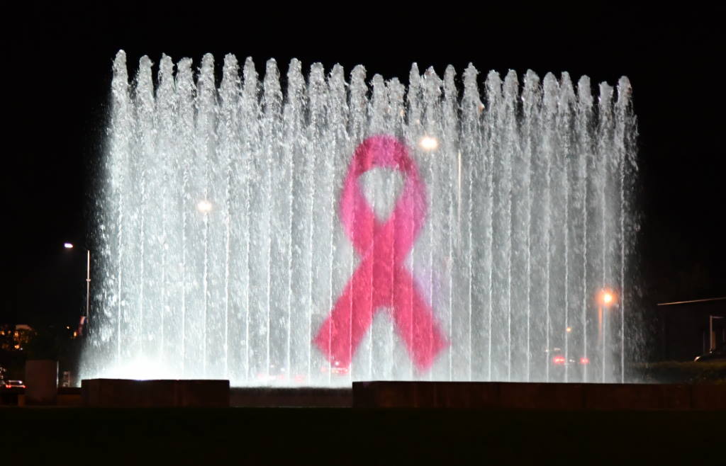 Zagrebačke fontane osvijetljene u povodu Mjeseca borbe protiv karcinoma dojke
