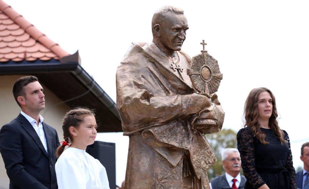 Kardinalu Franji Kuhariću otkriven spomenik u njegovom rodnom mjestu Pribiću