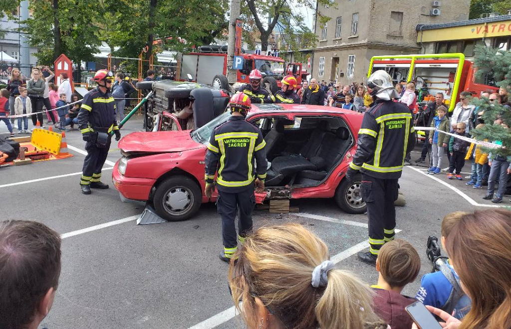 DAN OTVORENIH VRATA: Zagrebački vatrogasci pokazali svoje vještine i opremu
