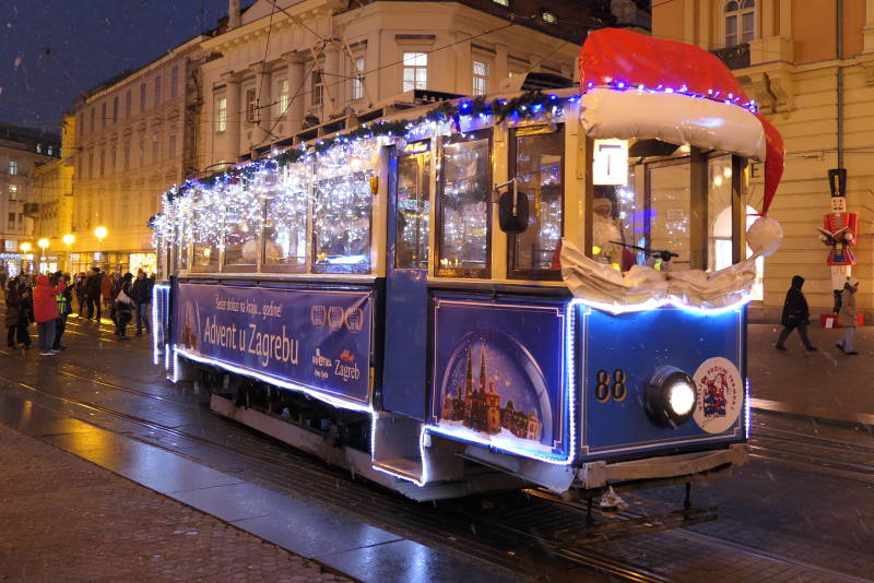 Od subote vozi Veseli božićni tramvaj, ali to je samo dio ZET-ove ponude tijekom Adventa u Zagrebu