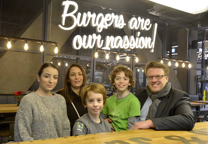U Branimir mingle mallu otvoren prvi slovenski burger bar Lars&Sven 