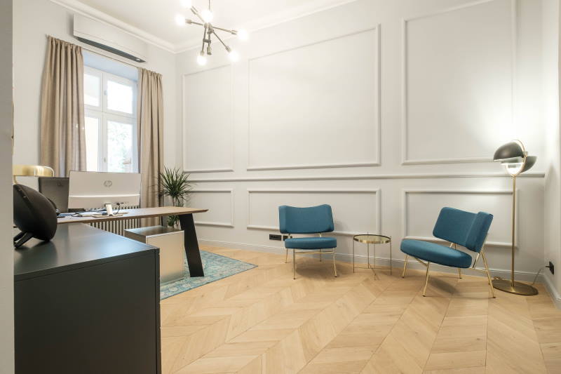 Zagrebački studio Brigada dizajnirao ured koji odiše ozbiljnošću i toplinom doma