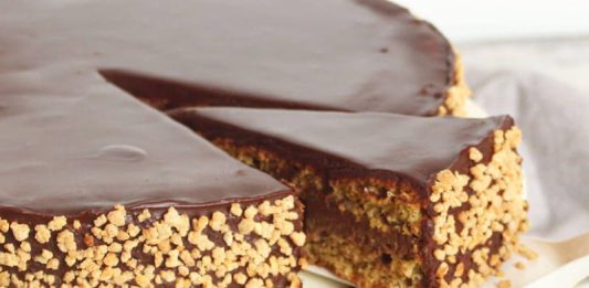 Čokoladna torta s lješnjacima kombinacija okusa koja će vas osvojiti na prvi zalogaj