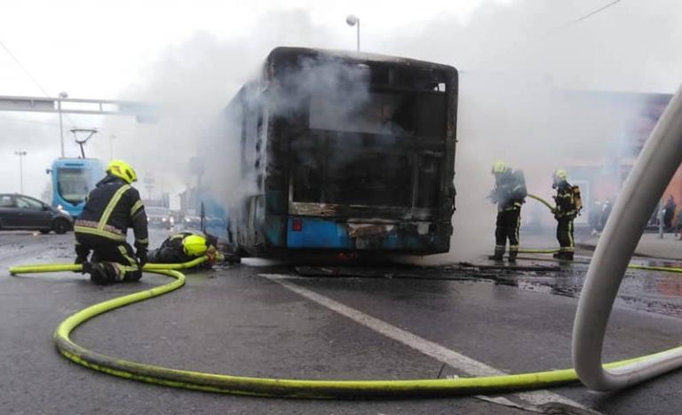 STRAŠNA BUKTINJA NASRED AVENIJE DUBRAVA: Zapalio se ZET-ov autobus, gasilo ga devet vatrogasaca