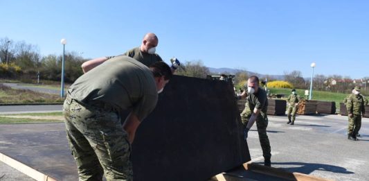 Pripadnici Hrvatske vojske ispred KB Dubrava podižu šatore za prihvat pacijenata