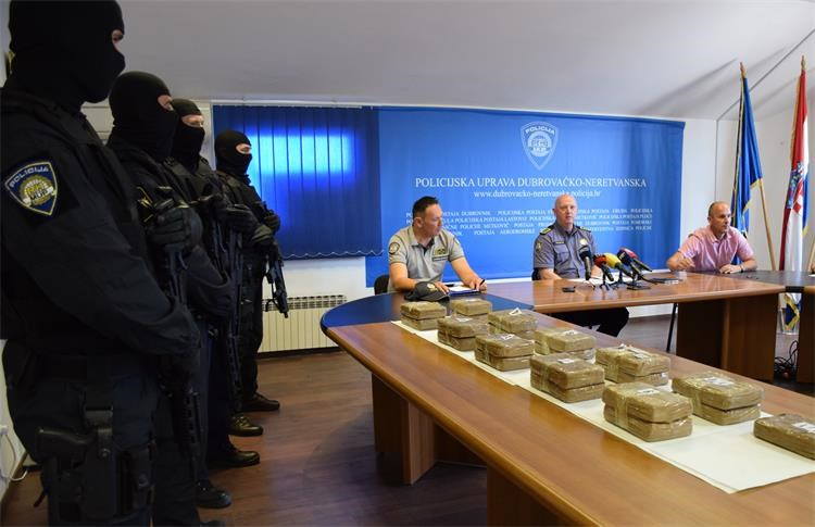 REKORDAN ULOV: Policija u vozilu 49-godišnjeg Talijana pronašla 25 kg kokaina