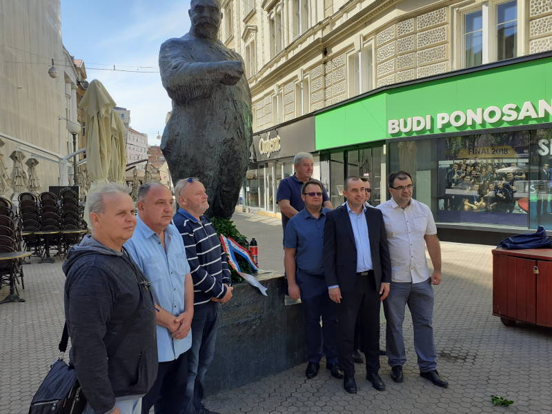 Članovi Zelene položili vijenac ispred spomenika Stjepanu Radiću