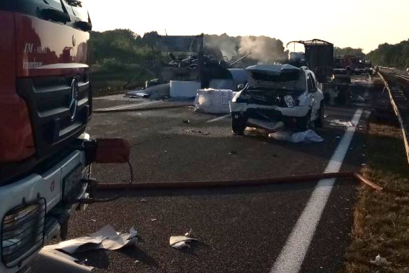 POGINULI VOZAČI DVAJU KAMIONA: Policija objavila detalje strašne nesreće na autocesti kod Ježeva