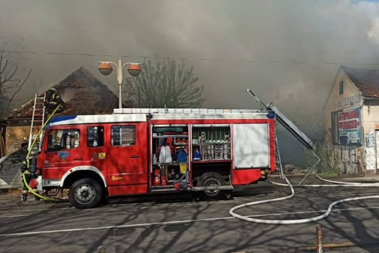 Zapalili se napušteni objekti u Savskoj, u gašenju požara ozlijeđena dvojica vatrogasaca