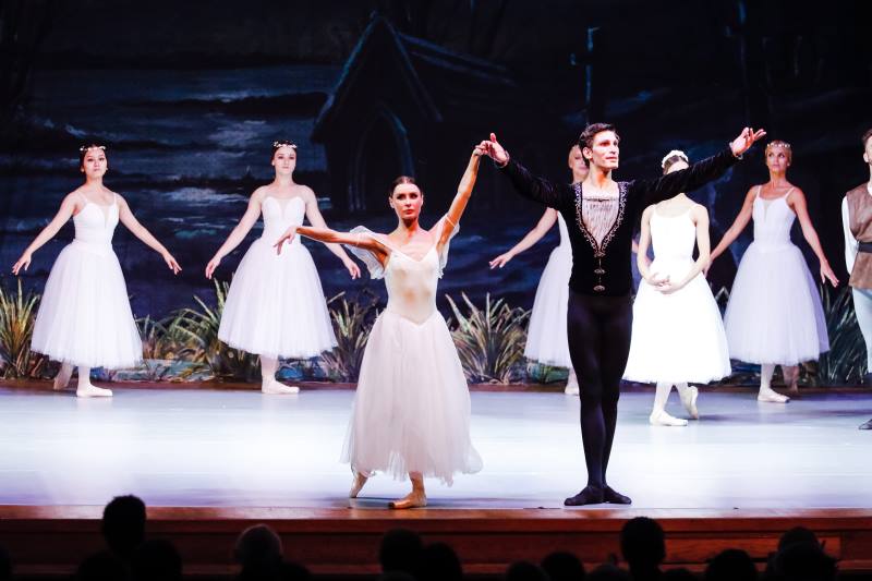 Mistična "Giselle" oduševila gledatelje,  glasnim pljeskom plesače su pet puta vraćali na pozornicu!