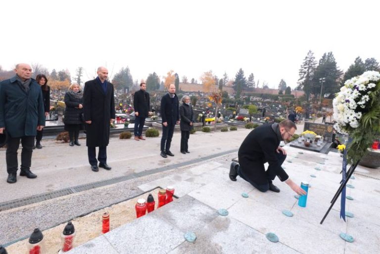 U povodu Dana sjećanja gradonačelnik Tomašević na Mirogoju položio vijence i zapalio svijeće