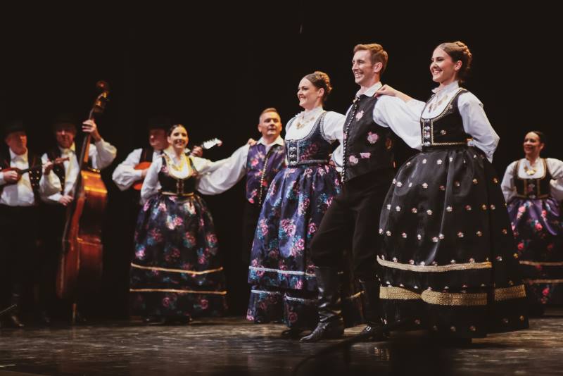Ansambl LADO održao cjelovečernji koncert u Trstu, gledatelji oduševljeni hrvatskim plesovima i pjesmama