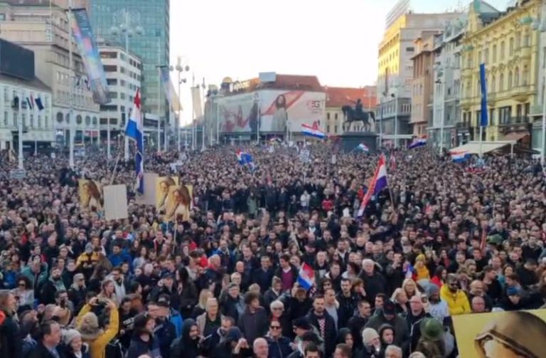 Na Trgu bana Jelačića održan veliki prosvjed protiv COVID potvrda i epidemioloških mjera