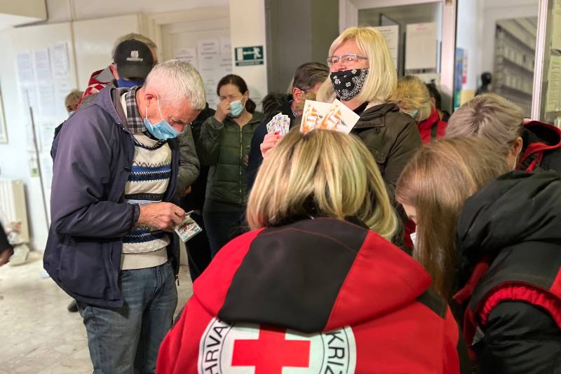 Crveni križ uručio poklon bonove Zagrepčanima koji u razornom potresu ostali bez domova