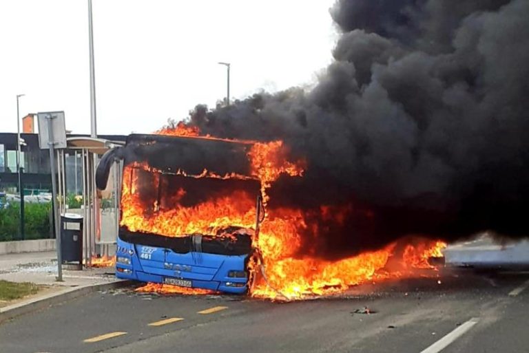 U Novom Jelkovcu vatra zahvatila ZET-ov autobus, požar su ugasili zagrebački vatrogasci