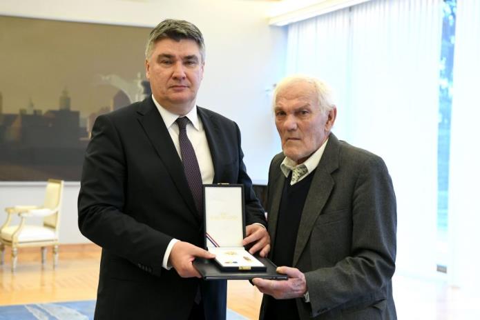 Milanović odlikovao umirovljenog brigadira Stjepana Ivanića, ratnog zapovjednika 105. brigade HV-a