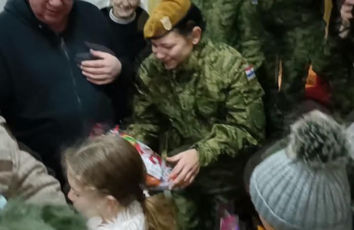 Hrvatski vojnici u NATO-voj operaciji KFOR podijelili božićne darove djeci u Janjevu [VIDEO]