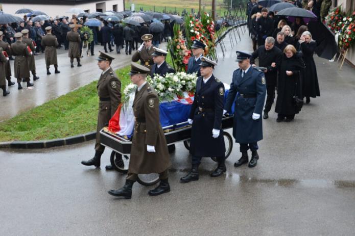 U Novigradu na Dobri, uz najviše vojne počasti, pokopan general zbora Pavao Miljavac