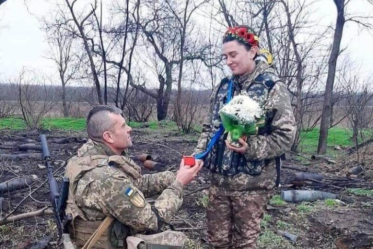 Fotografija iz Ukrajine oduševila društvene mreže: “Ljubav je ljubav – čak i na bojnom polju!”