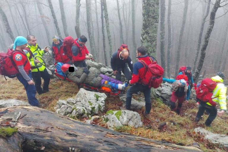 AKCIJA NA VELEBITU: Gospićki HGSS na Staru godinu spasio teško ozlijeđenu planinarku