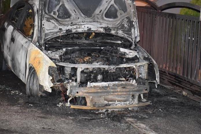 Noćas u Zagrebu potpuno izgorio Mercedes, policija provodi istragu