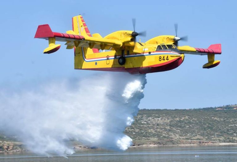 HRVATSKA POMAŽE GRČKOJ: Kanader s dvije posade odletio gasiti požare u toj zemlji