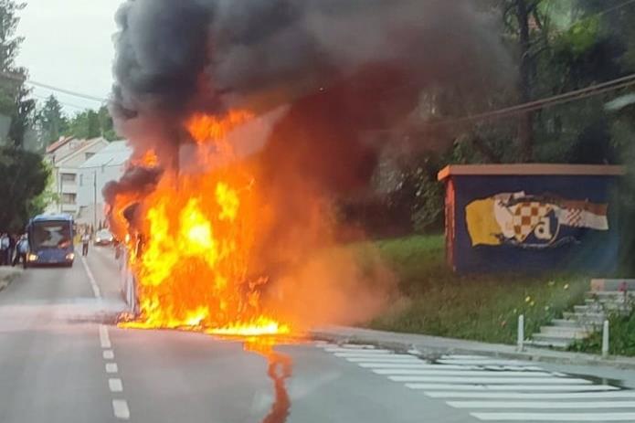DRAMA NA GRAČANSKOJ CESTI: Digao se visok stup plamena i dima, zapalio se ZET-ov autobus
