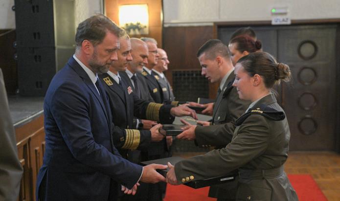Ministar Banožić uručio kadetima rješenja o prijemu u djelatnu vojnu službu