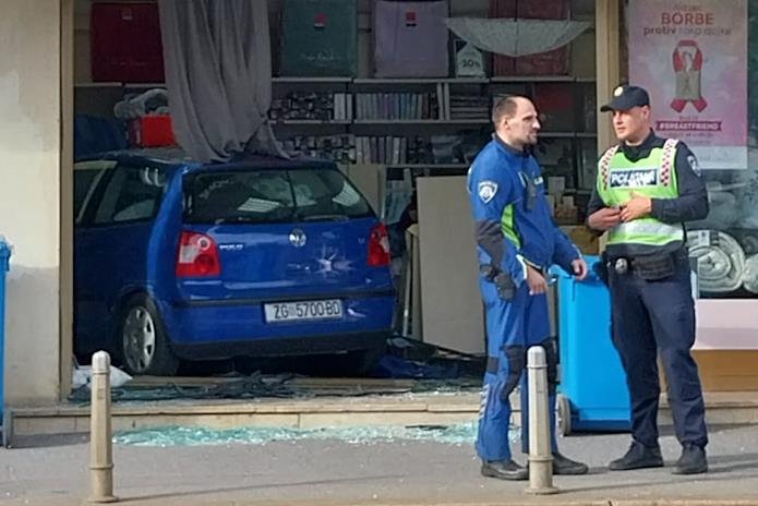 PROMETNA NESREĆA U ILICI: Automobil udario bisiklisticu pa uletio u prodavaonicu Naš Dom