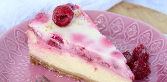 KLASIČNI CHEESECAKE S MALINAMA: Recept za finu voćnu slasticu, kremastu i ukusnu